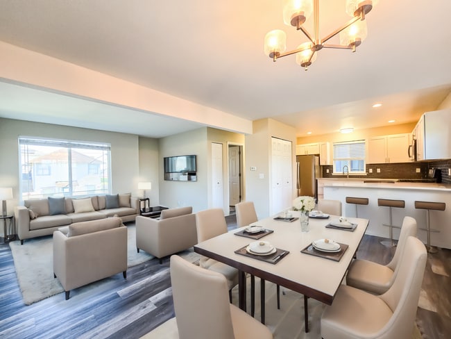 Building Photo - Broadway Area 3Bd/3.5Ba Townhouse!