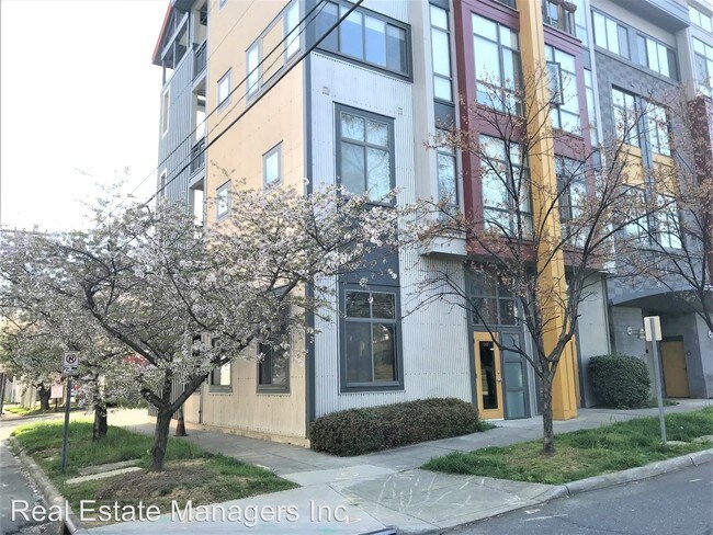 Building Photo - 514 W 10th St