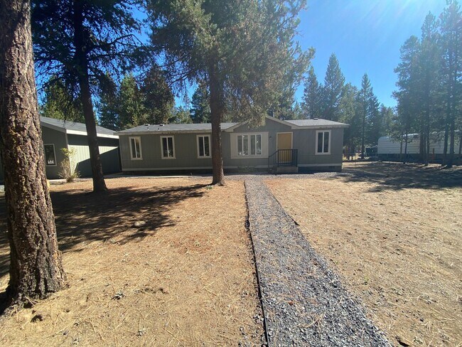 Building Photo - ? Cozy Charm on Almost an Acre in La Pine ?
