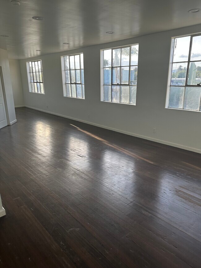 Foto del edificio - 4606 W Jefferson Blvd