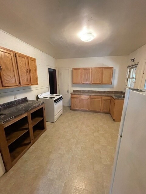 Kitchen - 1609 6th St E
