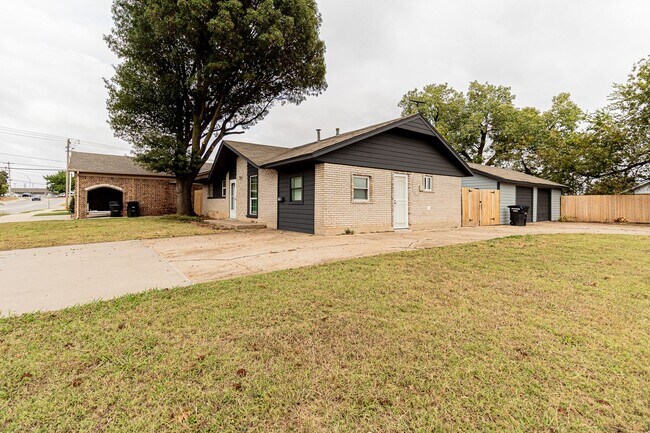 Building Photo - 4?Bed | 2?Bath | 1?Garage + 4 Driveway Spots | 1,650sq?ft – Moore School District - Half off on t...
