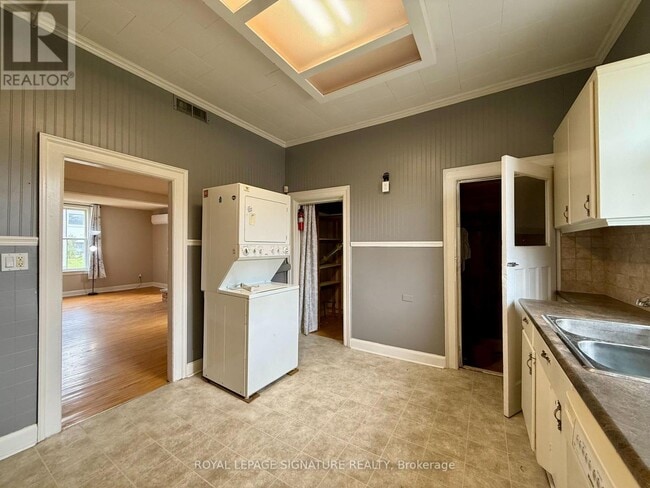 Building Photo - 12 Hemlock Ave