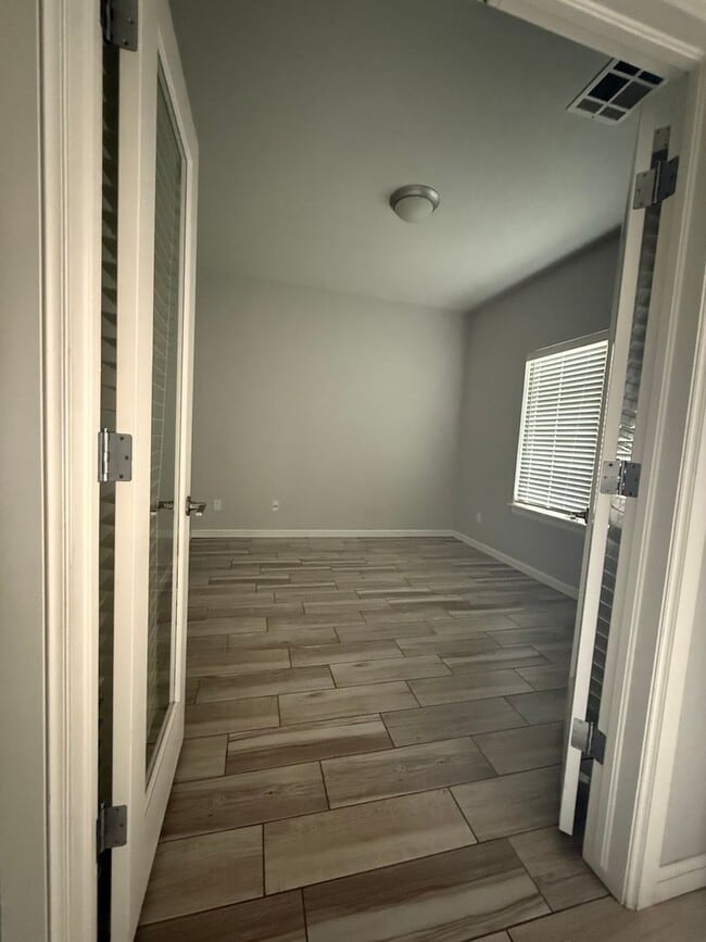Building Photo - Amazing 3 bed 2 bath duplex near NW 122nd St