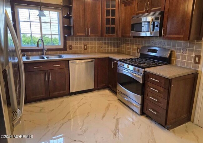 Foto del edificio - 327 Roosevelt Ave