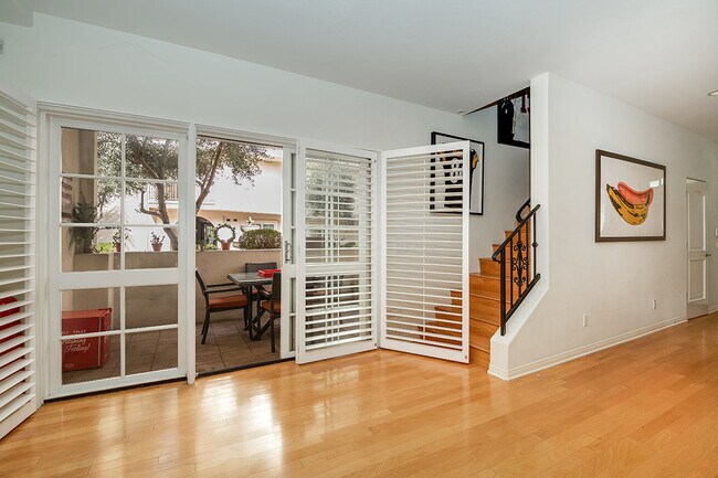 Living Room - 851 N San Vicente Blvd