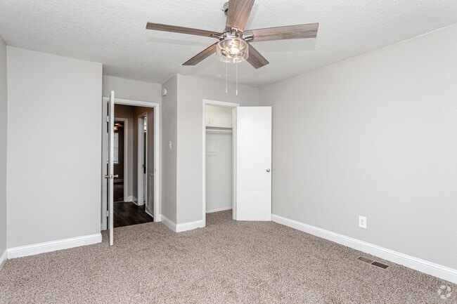 2BR, 1.5BA - 900SF - The Foundry