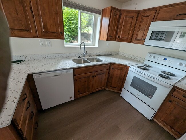 Building Photo - 855 Canyon Rd