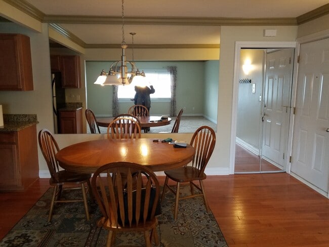 Dining area w/table and chairs - 2377 Walton Blvd