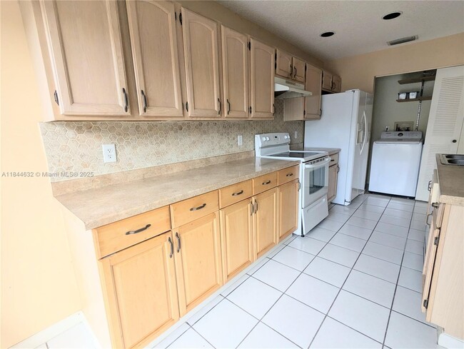 Building Photo - 1322 Sandpiper Blvd