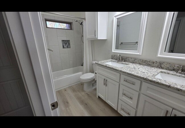 Building Photo - 2504 Beachwood St