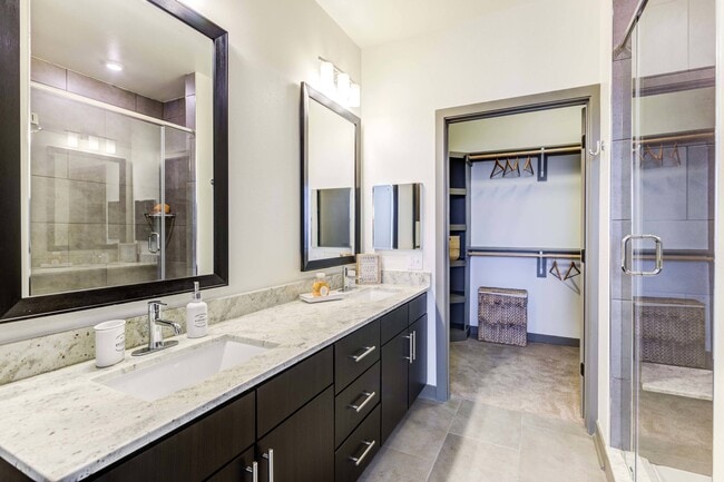 Baño con vestidor - Overture Highlands 55+ Active Adult Apartment Homes