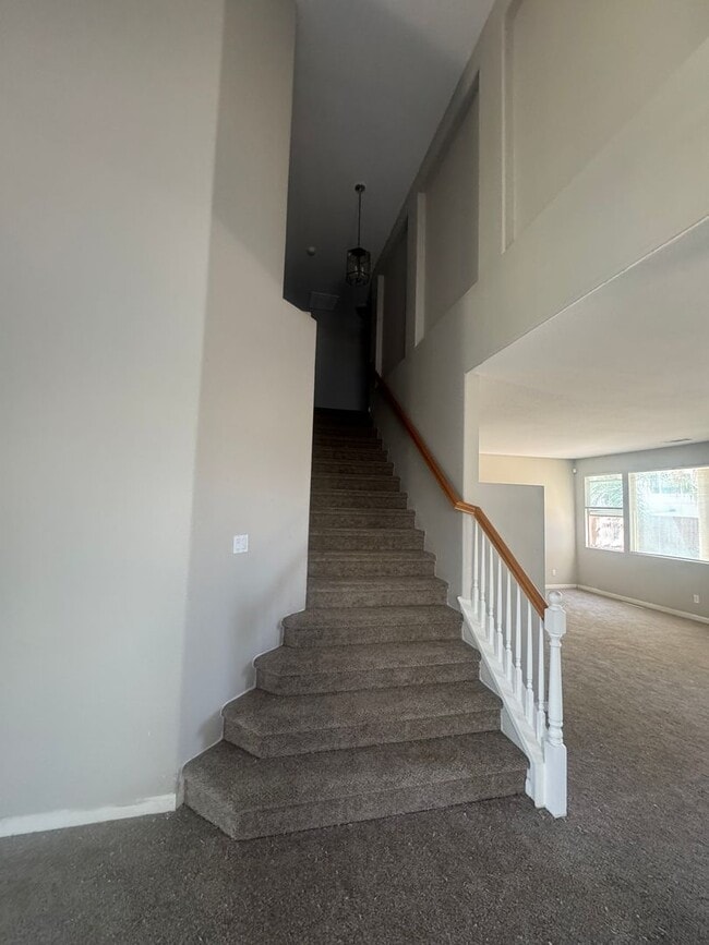 Building Photo - 5575 Sunview Ct