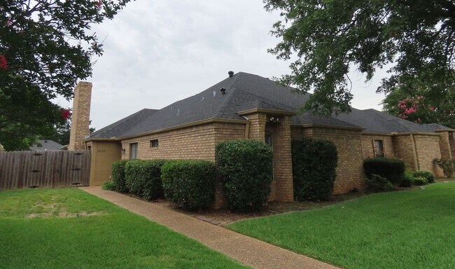 Foto del edificio - Lovely 3 Bedroom, 2 Bath Duplex-Lawn Care ...