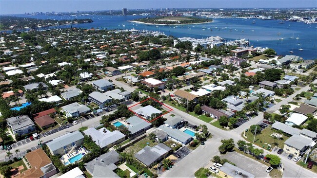Foto del edificio - 2400 W Park Dr