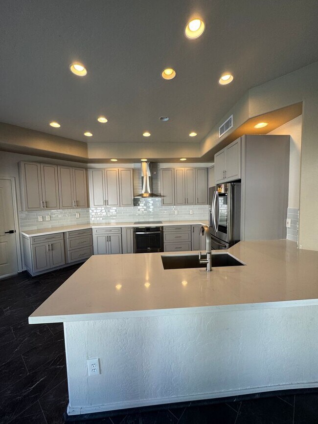 Foto del edificio - 5 bedroom lake community plus private pool...