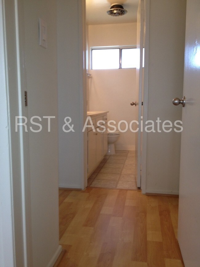 Foto del edificio - 2043 N Beachwood Dr