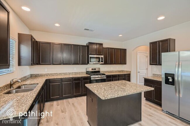 Building Photo - 4 br, 2.5 bath House - 1380 Worcester Trai...