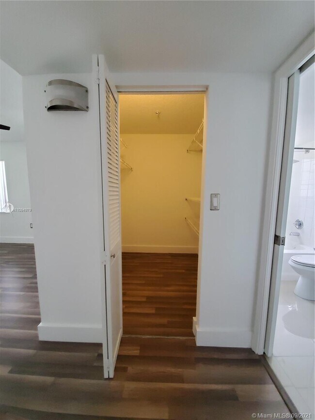 Foto del edificio - 4500 NW 107th Ave