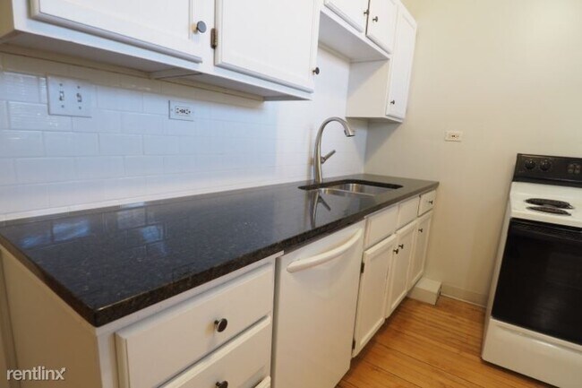 Building Photo - 1612 W Berteau Ave
