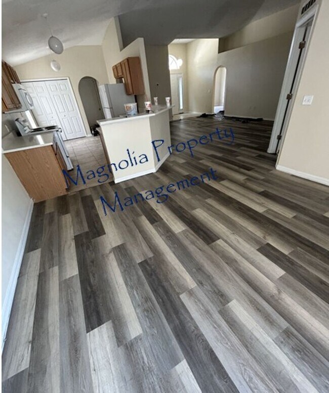 Foto del edificio - New Paint, Floors and Solid Surface Counte...