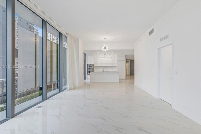 Foto del edificio - 700 NE 24th St