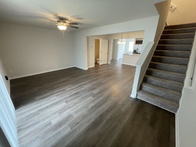 Building Photo - 3 Bedroom 2.5 Bathroom Townhome!