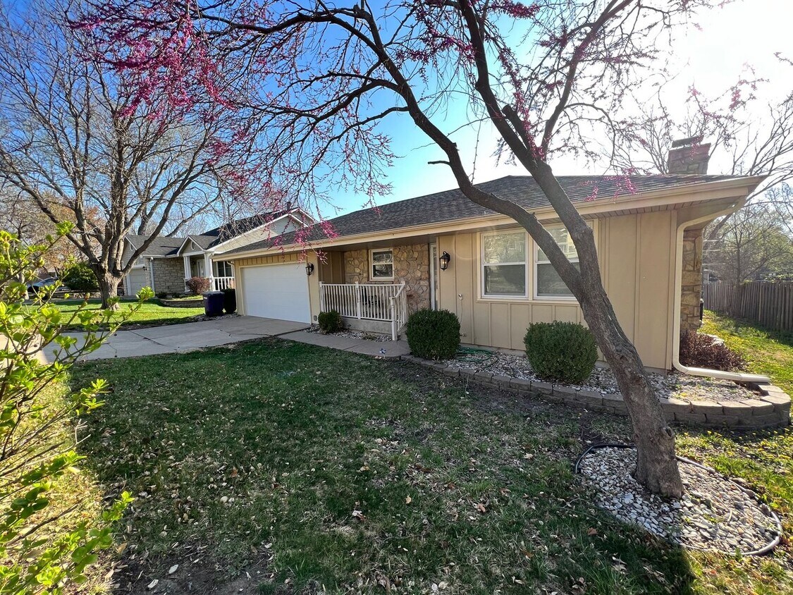 Foto principal - 3 bedroom with bonus rooms in basement