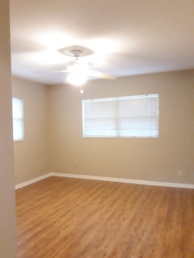 Building Photo - 4/3 with office in Lockhart neighborhood