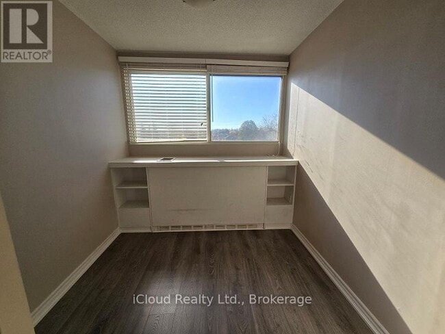 Photo du bâtiment - 8351 McLaughlin Rd S