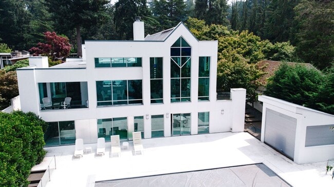 Building Photo - One of a kind private estate on Gravelly L...