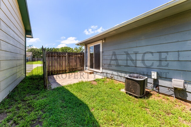 Building Photo - 306 S Twin Pines Ave