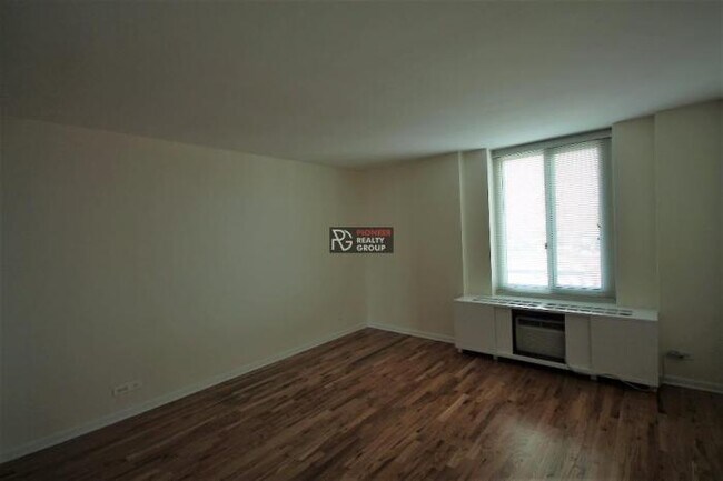 Foto del edificio - 0 bedroom in CHICAGO IL 60613