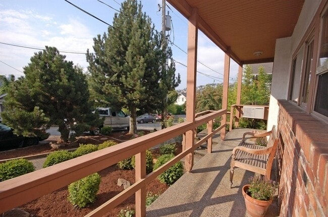 Building Photo - 258 E Newton St