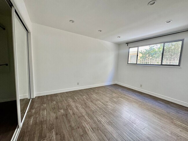Foto del edificio - 337 Rexford Dr