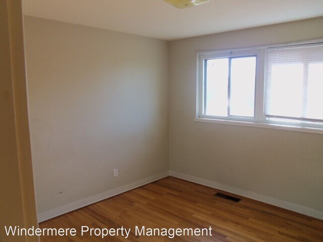 Building Photo - 223 SE Valley Dr