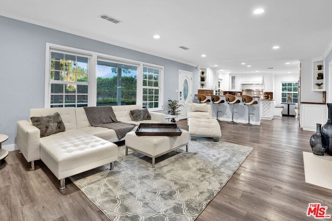 Foto del edificio - 8345 White Oak Ave