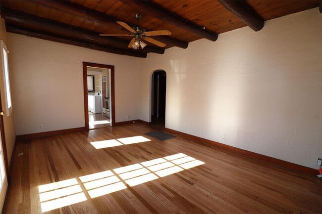 Building Photo - 407 Vassar Dr SE