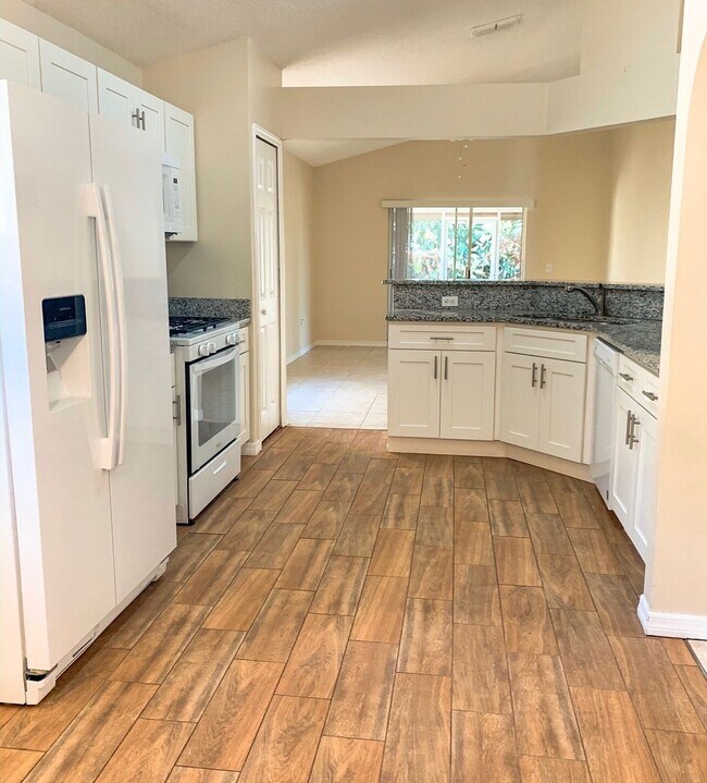 Foto del edificio - 4/2 beautifully remodeled home in Clermont!