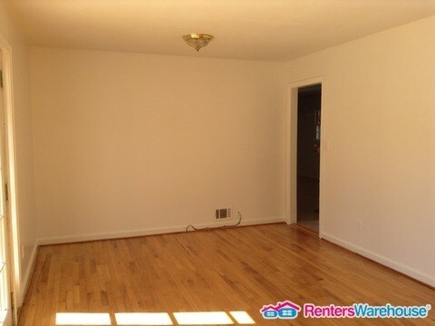 Foto del edificio - Stunning 3 bds, 2.5 bath, amazing location!