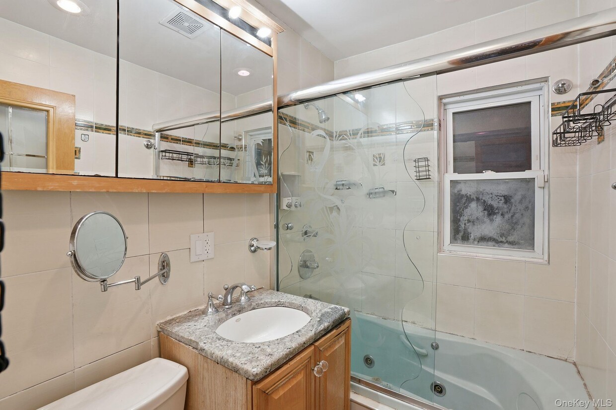 Foto del edificio - 82-01-82251 251st St