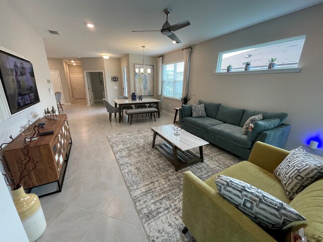 Living - 1141 South Town and River Dr