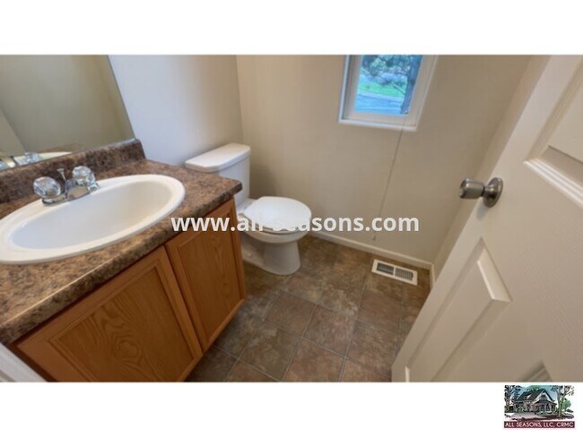 Building Photo - Fantastic two story townhome located very ...