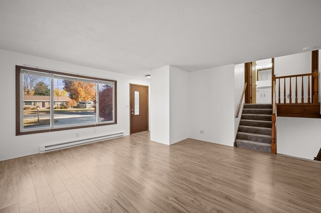 Building Photo - 1332 W Glenlord Rd