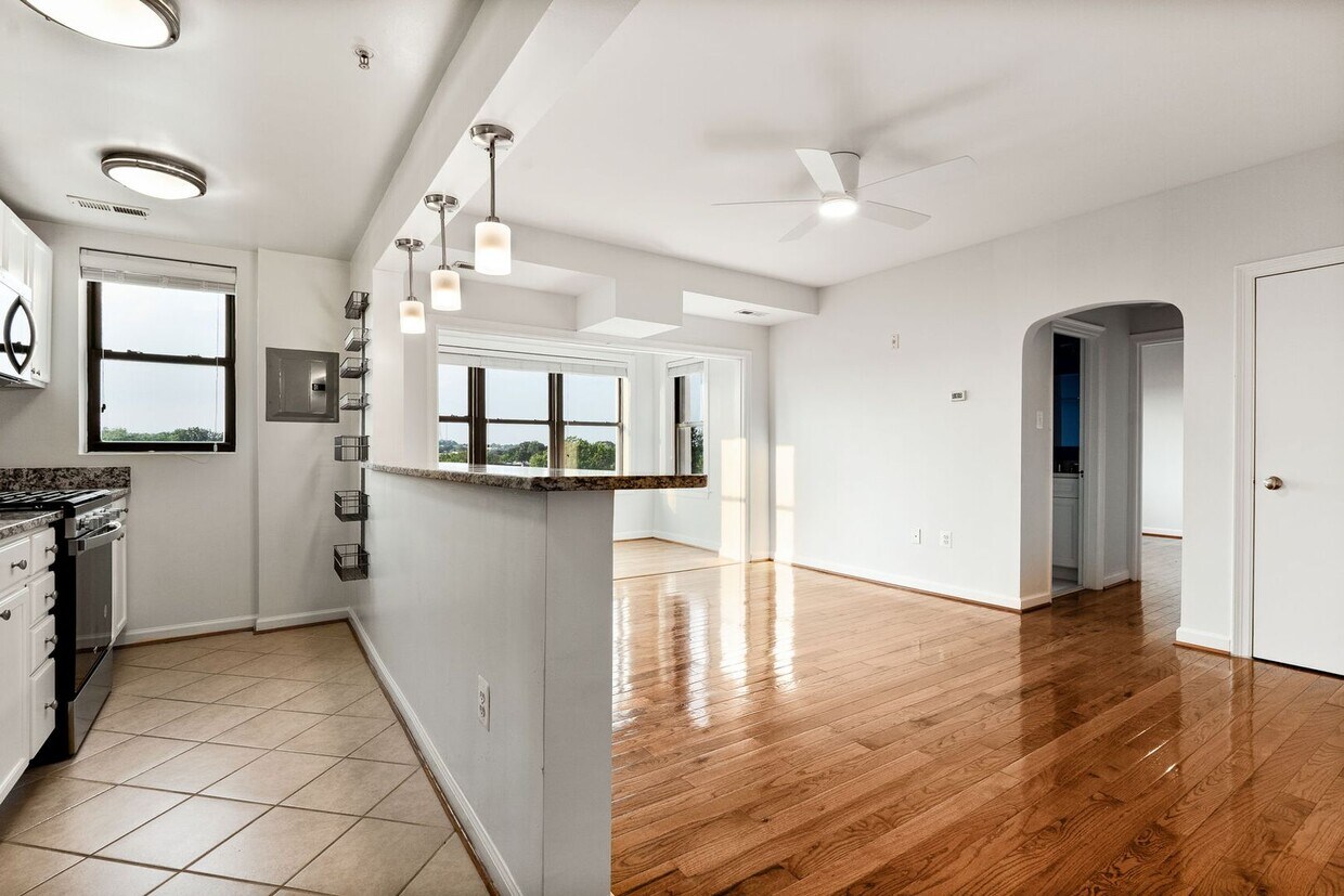 Foto principal - Available Now! Recently Updated, Spacious ...