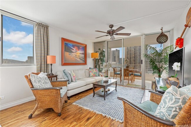 Foto del edificio - Elevated Island Living: High-Floor Corner Gem with Harbor & Sunset Vistas