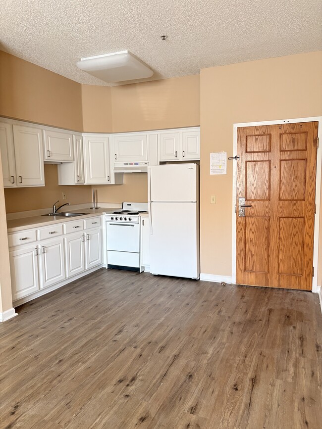 Building Photo - 555 Highland Dr