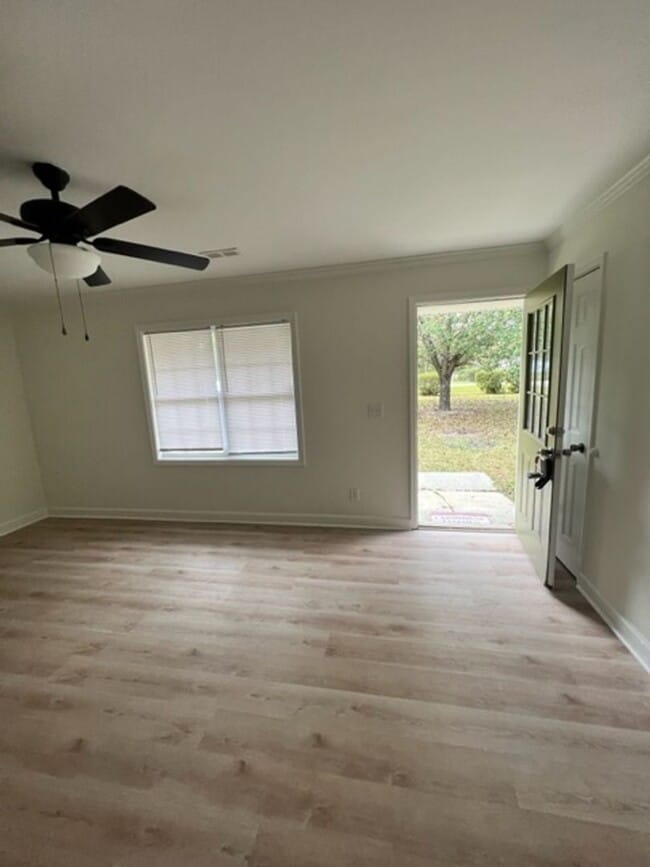 Building Photo - Three Bedroom in Ridgeland