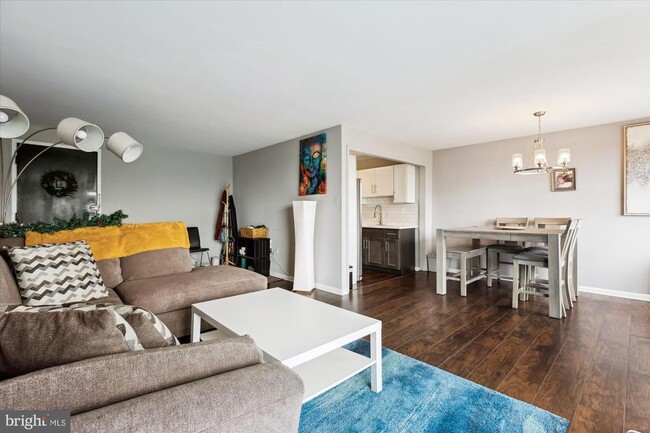 Foto del edificio - Renovated 2 bedroom, 1 bath with lots of natural light.