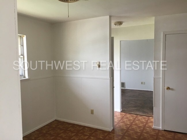 Building Photo - 204 Circle Dr